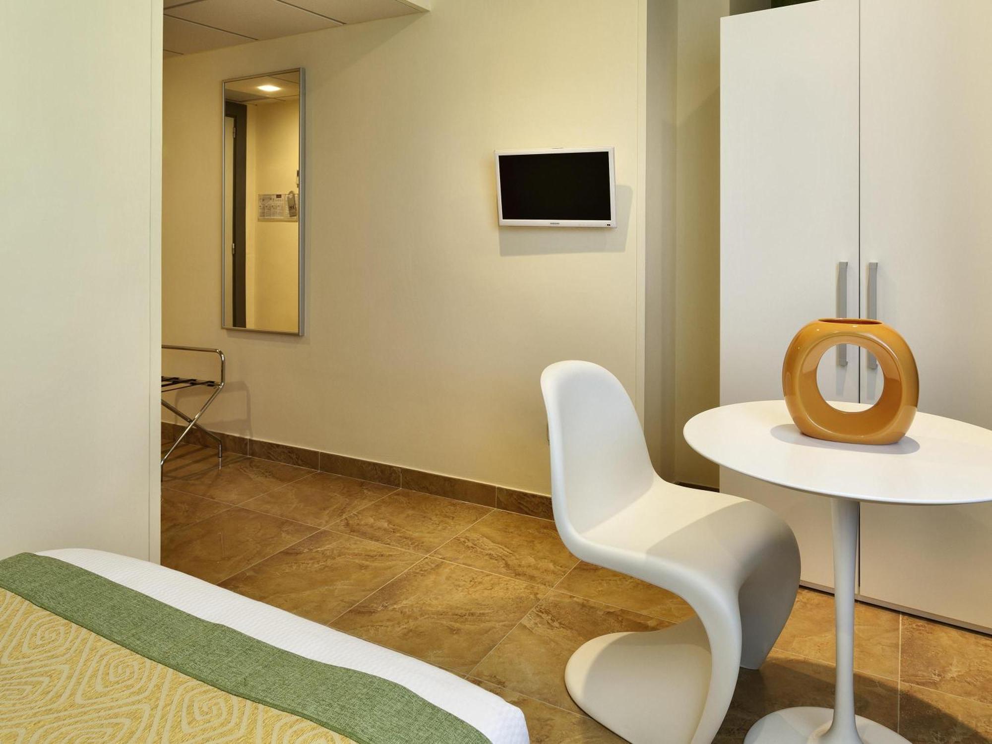 Single Room,1765159975:JPEG